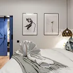 Tova Pearl - Cozy, Modern 2Br Apt, Dt, Ultracentral, Chabad Across Street, 20 Min Walk To Old Town
